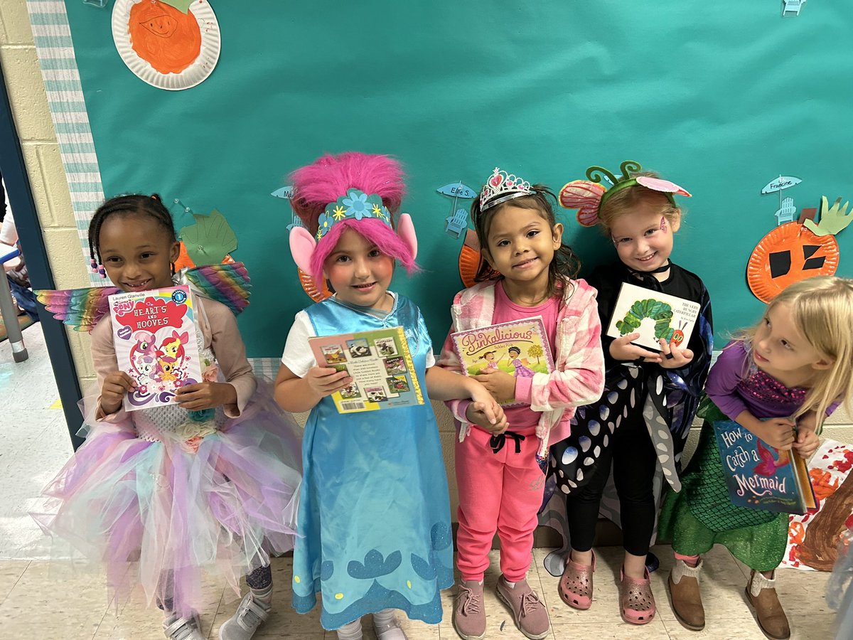 emannteaches's tweet photo. And that’s a wrap! 💙#Bookcharacterday2023 #lifeinkinder #llamallamaredpajamas https://t.co/irZxekgTI4