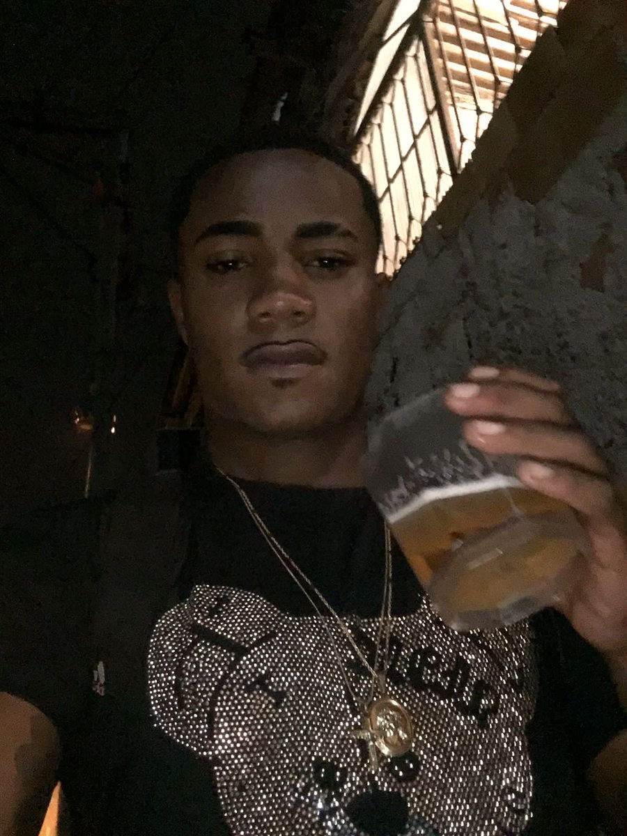 hoje completo 3 meses de muita sdd, 3 meses sem ouvir sua voz, sem ver teu rosto, sem bater um pp d irmão p irmão.. porq vc fez isso cabeça, te avisei quando cheguei na rua... cuida do seus irmãos aqui em baixo. jaja nós estamos juntos dnv... tu É e sempre vai ser o meu rlk👼🏽💔