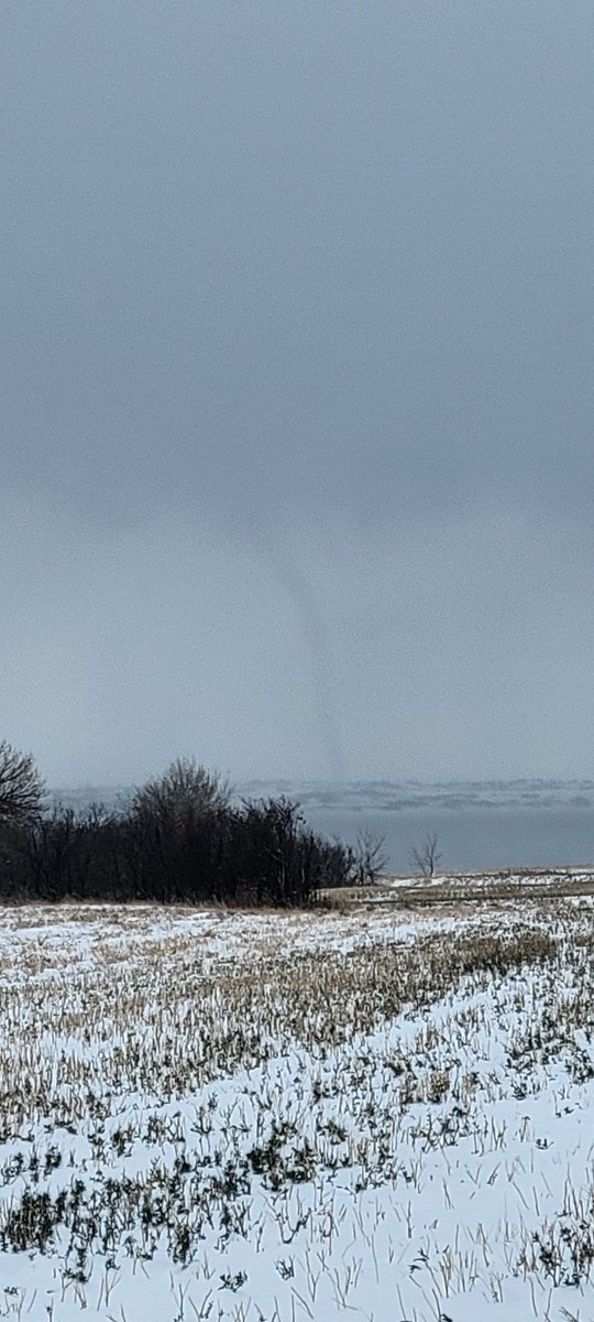 Something you don't see everyday. Possible landspout south of Elbow, Sk at 9:44 am today. @BadWeatherKyle @environmentca @ECCCWeatherSK
