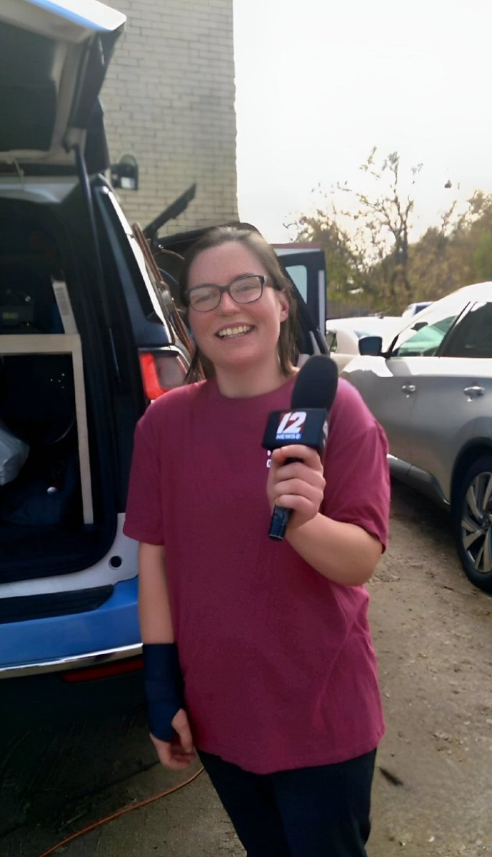 haley17207's tweet photo. with the help of my neighbors, we visited the news site where they are reporting about the senseless tragedy that happened in our city. I had made thank you cards for them to show love for them reporting on such a tough news story. #soappreciative π©·π
@wpri12 https://t.co/b3P7aZmGoT