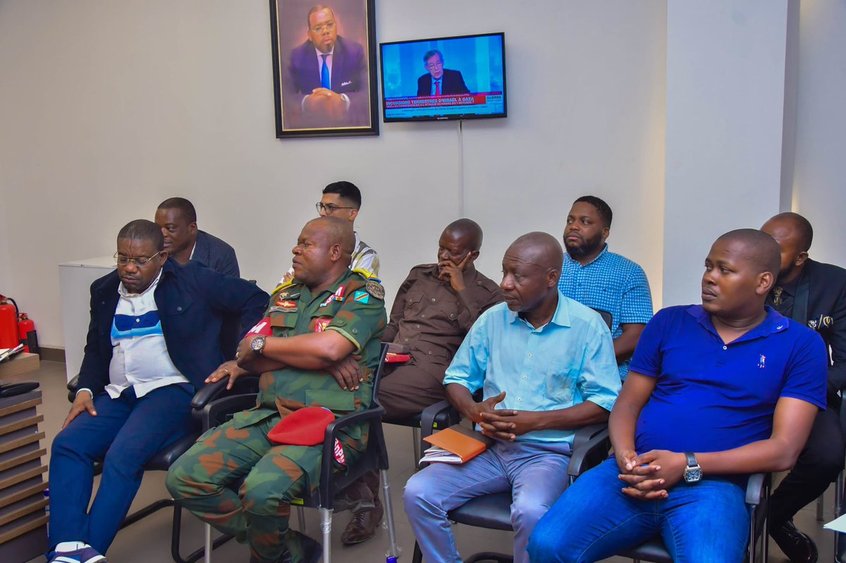 Int_Prov_Kin's tweet image. Le Min. Prov d l’Int. s’est entretenu avc les responsables d boîtes d nuits en ce qu’il s’agit des nuisances sonores ainsi que d la consommation des drogues &amp;amp; boissons frelatées ds leurs établissements.Des missions seront diligentées ds les prochains jrs pr faire respecter la loi