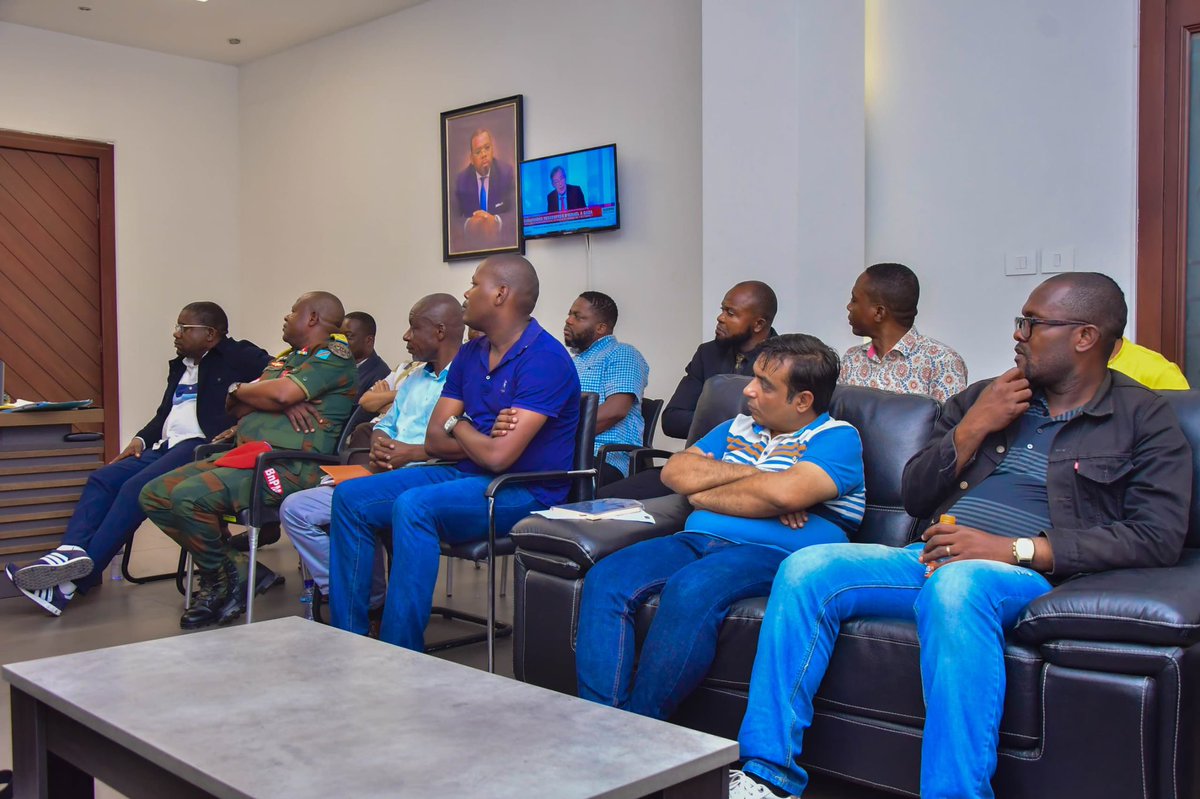 Int_Prov_Kin's tweet image. Le Min. Prov d l’Int. s’est entretenu avc les responsables d boîtes d nuits en ce qu’il s’agit des nuisances sonores ainsi que d la consommation des drogues &amp;amp; boissons frelatées ds leurs établissements.Des missions seront diligentées ds les prochains jrs pr faire respecter la loi