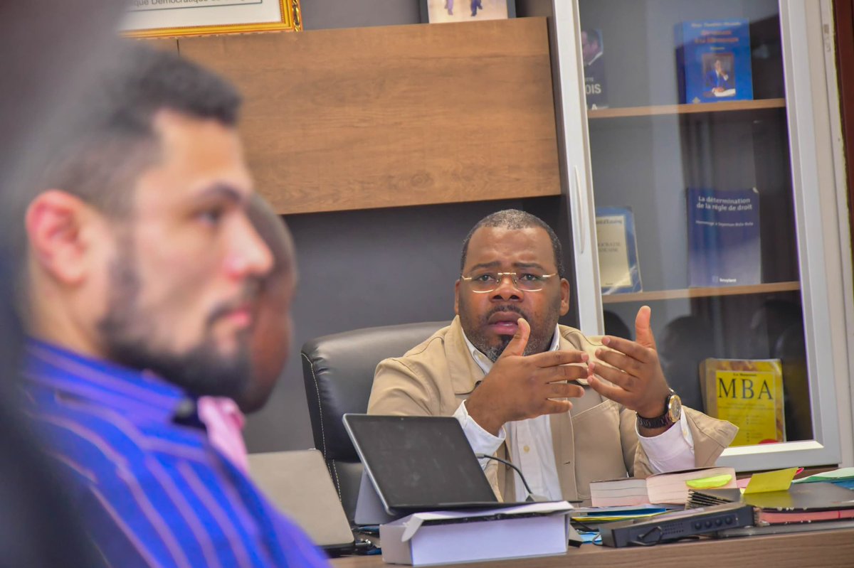 Int_Prov_Kin's tweet image. Le Min. Prov d l’Int. s’est entretenu avc les responsables d boîtes d nuits en ce qu’il s’agit des nuisances sonores ainsi que d la consommation des drogues &amp;amp; boissons frelatées ds leurs établissements.Des missions seront diligentées ds les prochains jrs pr faire respecter la loi