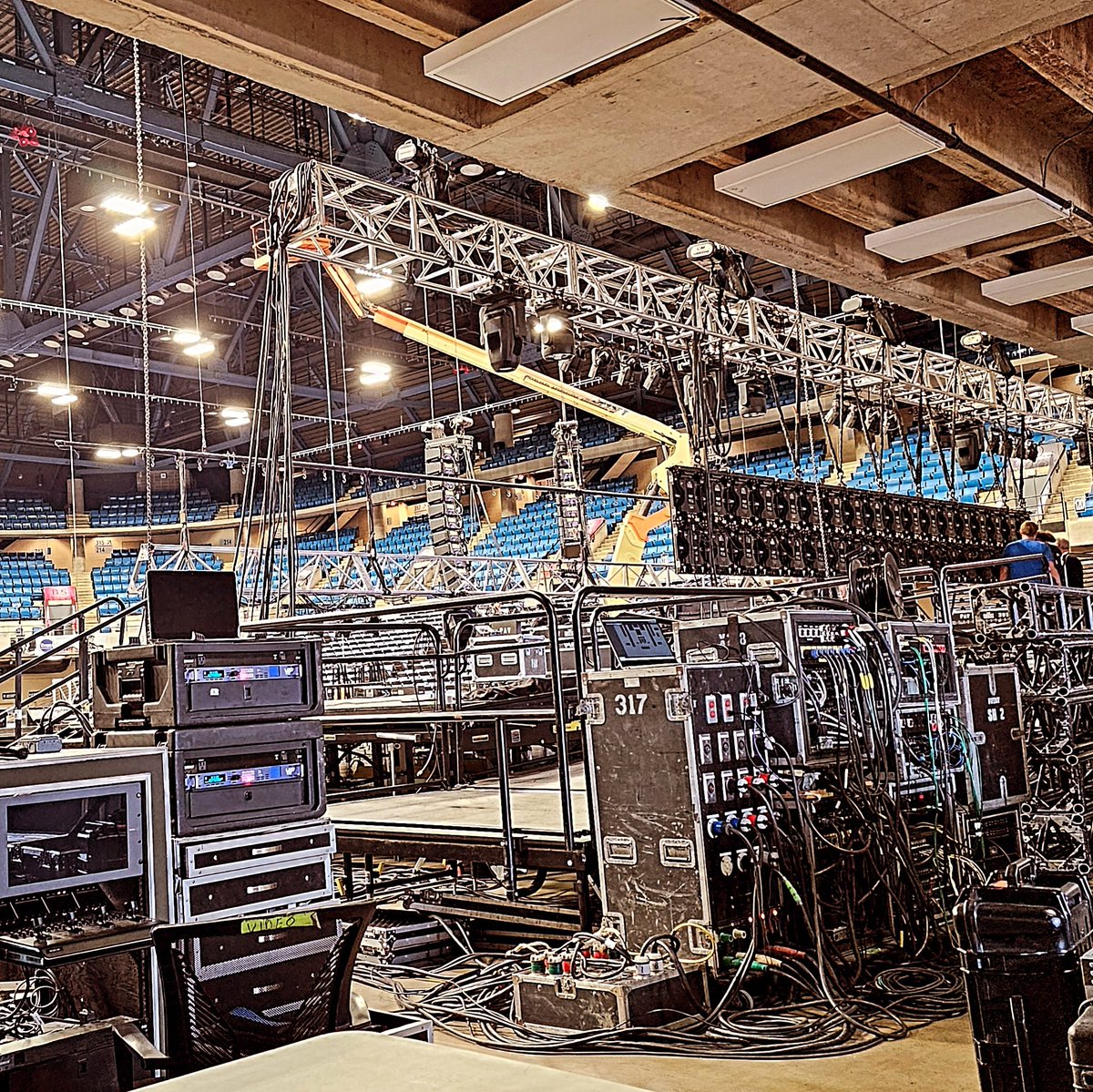 diospringfield's tweet photo. Sound check? Not yet, but soon ;) #5000fed https://t.co/pPkuniTiOk
