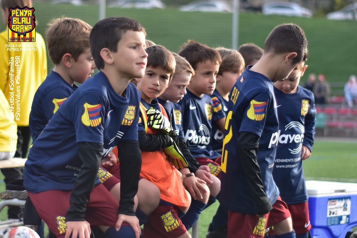 pblaugranaroca's tweet photo. Un camí, un missatge, una mateixa filosofia de grans a petits.

UNA MANERA D'ENTENDRE EL JOC, 
𝗟𝗔 𝗡𝗢𝗦𝗧𝗥𝗔 𝗘𝗦𝗦𝗘̀𝗡𝗖𝗜𝗔!

FORÇA PBR!🔵🔴
#SomEscola #SomFutbol #SomFamília
#ShareValues #SharePBR https://t.co/SmsCLmymKn