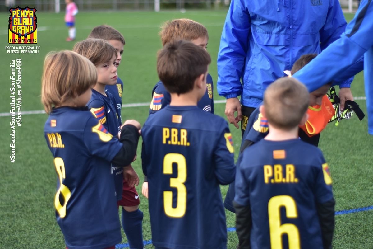 pblaugranaroca's tweet photo. Un camí, un missatge, una mateixa filosofia de grans a petits.

UNA MANERA D'ENTENDRE EL JOC, 
𝗟𝗔 𝗡𝗢𝗦𝗧𝗥𝗔 𝗘𝗦𝗦𝗘̀𝗡𝗖𝗜𝗔!

FORÇA PBR!🔵🔴
#SomEscola #SomFutbol #SomFamília
#ShareValues #SharePBR https://t.co/SmsCLmymKn