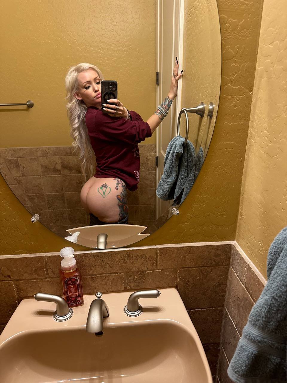 2 pic. When I sneak off in a family member’s house… Do you like what I did? 👀🙈 https://t.co/3pRbwMNXQ6