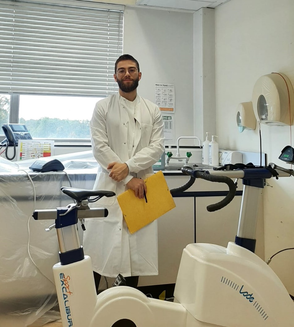 Following a long hiatus, it’s great to see campus bustling and to get experimental work up and running again

@LayanFessler is fully kitted out for our latest experiment, although when he visited the quad the other day, a fresher asked him for a double 99 with strawberry sauce 😄