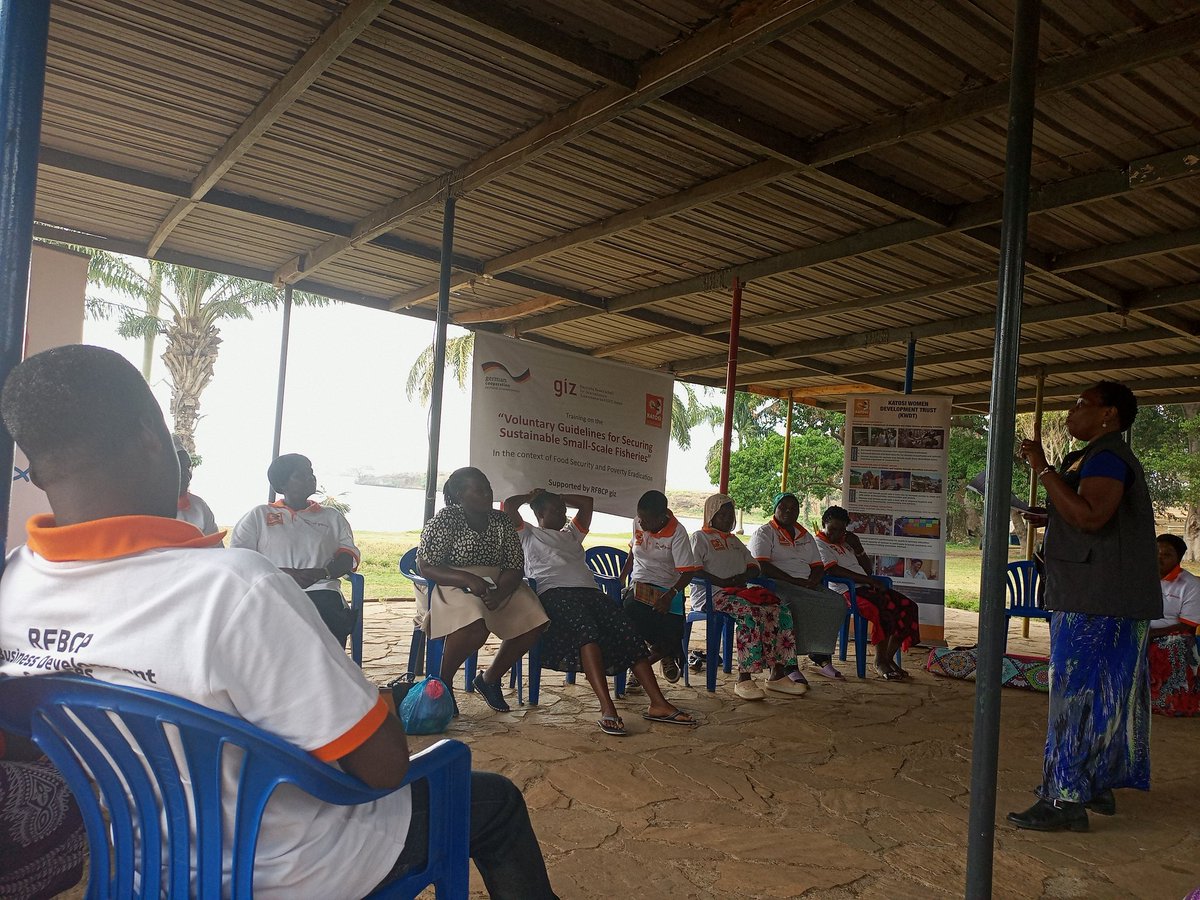 ClimateTalksUg's tweet photo. We give them a platform to communicate the changes they see happening in their spaces/#communities, we engage with people through a #climate Change conversation and identify a positive individual #climateactions taken. Together we make a change.
#climatetalks
#ClimateAction https://t.co/qCojgzJYtm