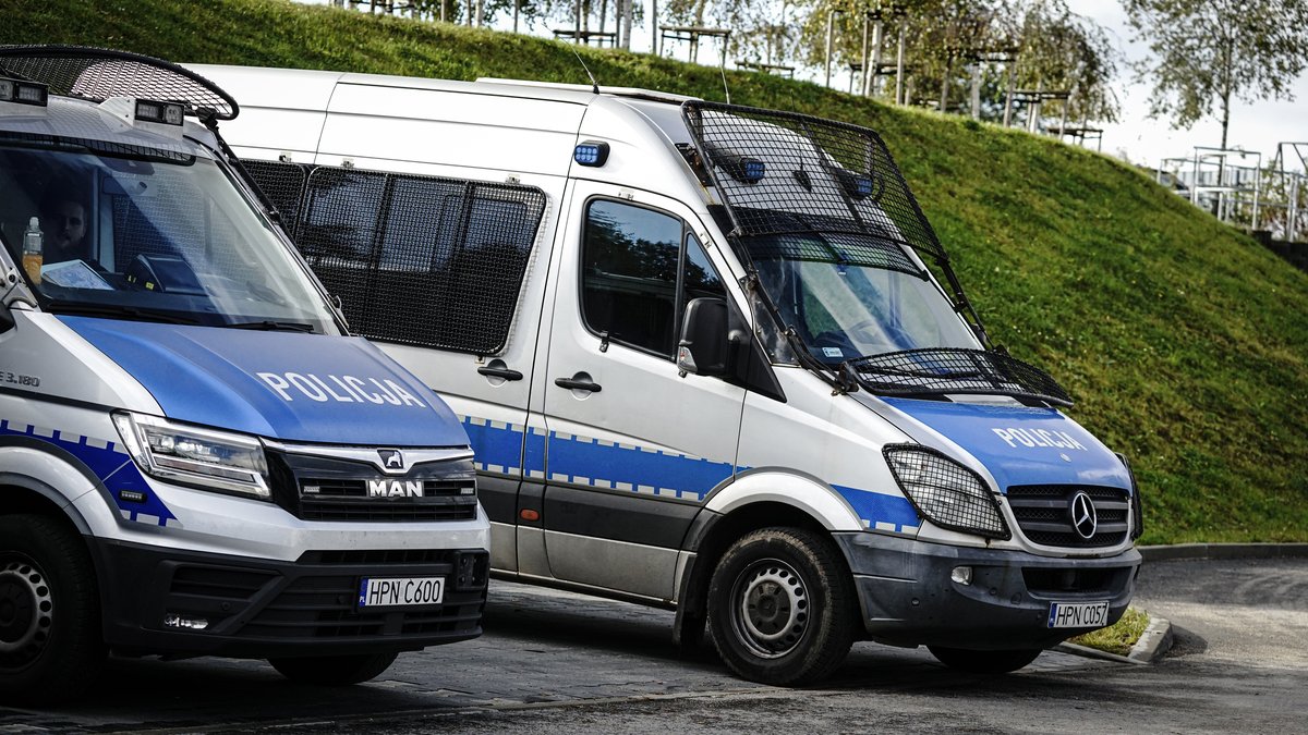 PomorskaPolicja's tweet photo. Trwają poszukiwania za G. Borysem
📌  Są one prowadzone metodycznie, na podstawie ustaleń i analizy, która na bieżąco jest wykonywana przez centrum operacyjne, 
📌Działania służb są przemyślane, nie ma w nim przypadkowości. https://t.co/YgsCA2WyNS