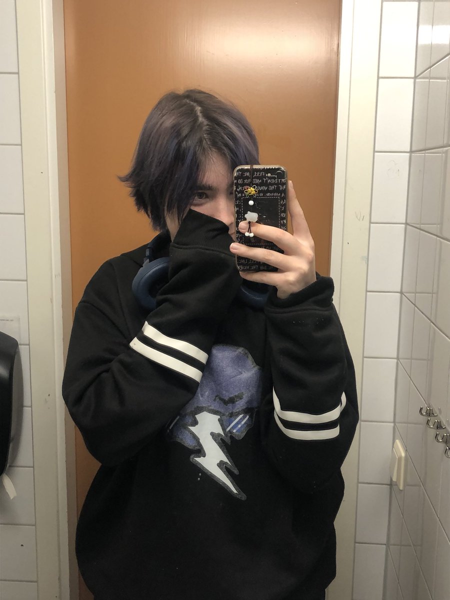 tsqnders's tweet photo. My merch is matching my hair !! 💜 https://t.co/NLOQ4GJZwX