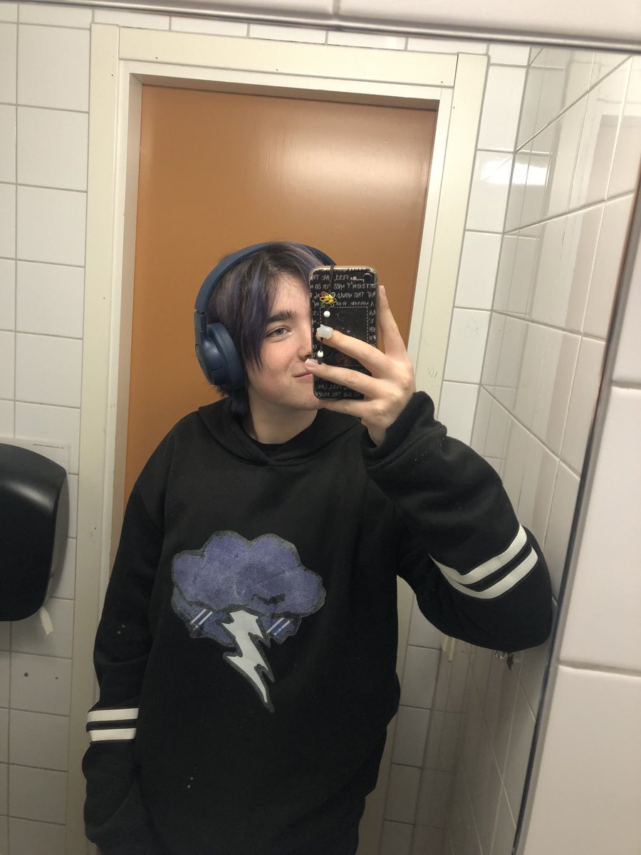tsqnders's tweet photo. My merch is matching my hair !! 💜 https://t.co/NLOQ4GJZwX