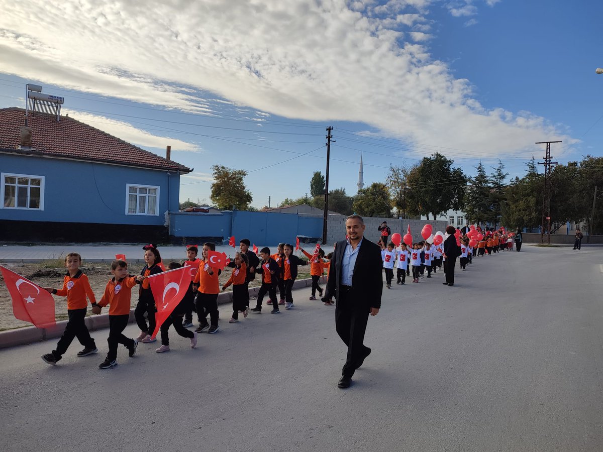AtaturkIsmil's tweet photo. 29 Ekim Cumhuriyet Bayramı etkinlikleri kapsamında İsmil Mahallemizde kortej yürüyüşümüzü, kutlama ve etkinliklerimizi yaptık. Emek veren öğrencilerimize ve öğretmenlerimize yürekten teşekkürler.
#CumhuriyetYüzYaşında
#29EkimCumhiyetBayramı 
@samisagdic 
@karatayilcemem https://t.co/vmvhruOdWw