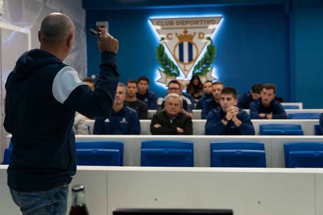be_magistral's tweet photo. Día 7️⃣ #IDEMasterInternacional

👉🏼 Jornada especial en la que conocimos el método de trabajo e idiosincrasia del @CDLeganes 

🏟️ Visita a las instalaciones de Butarque

📚 Ponencias de alto rendimiento, metodología y captación y sesiones de entrenamiento en directo https://t.co/egKBscR6DI