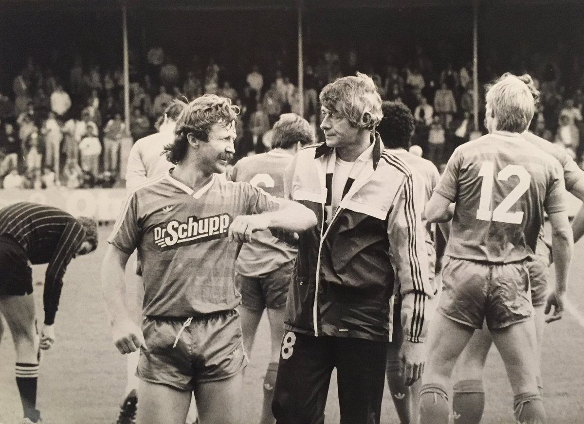 Vitesse - PEC Zwolle '82, uitslag 2-1. Verzorger Albert Dunnik begeleidt Klaas Drost van het veld, nadat laatstgenoemde een tweede gele kaart van scheidsrechter Roelof Luinge kreeg. (25-8-1985) (Foto: PEC in the days archief)