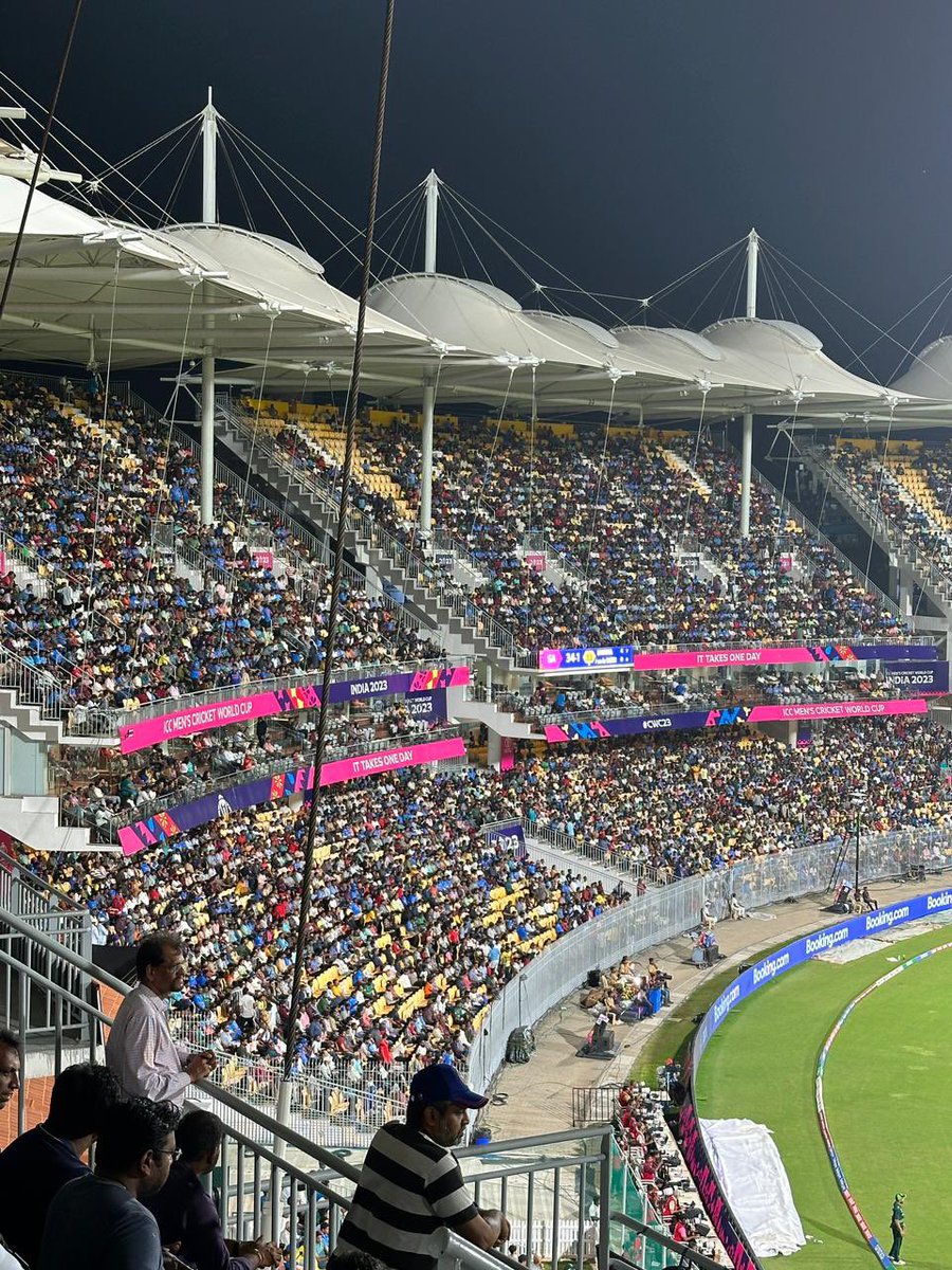 CSKFansOfficial's tweet photo. Vathikuchi Illa Erimala Mavane Nerungaatha Nee 🔥 Kolasaamiya Vendiko Maame Moraikaadha Nee 😜
 Badass Ma #Chepauk Ma
Cricket Crowd Ma, Orasama Odidu 🏟️

#Leo #Chennai #PakvsSA #KnowledgeableChennaiCrowd https://t.co/kWXOo3vEjN