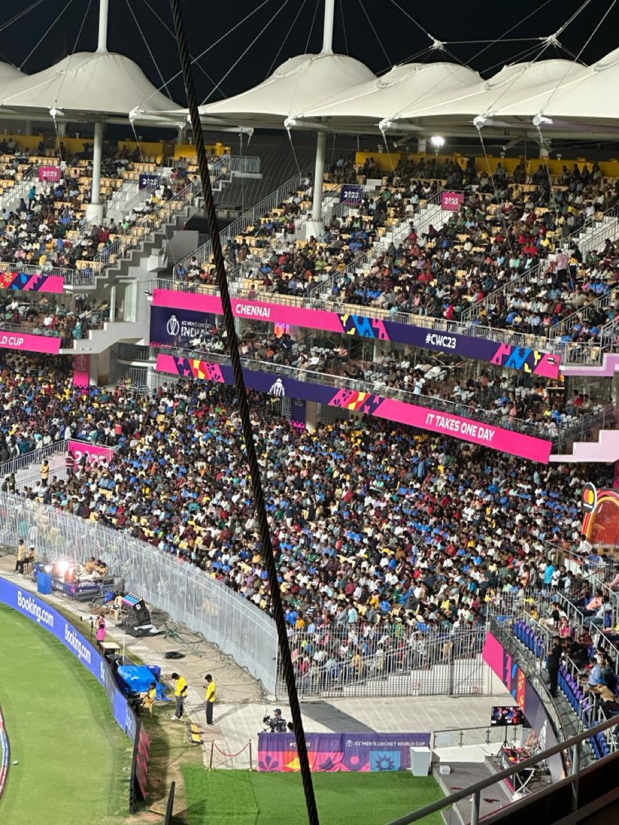 CSKFansOfficial's tweet photo. Vathikuchi Illa Erimala Mavane Nerungaatha Nee 🔥 Kolasaamiya Vendiko Maame Moraikaadha Nee 😜
 Badass Ma #Chepauk Ma
Cricket Crowd Ma, Orasama Odidu 🏟️

#Leo #Chennai #PakvsSA #KnowledgeableChennaiCrowd https://t.co/kWXOo3vEjN