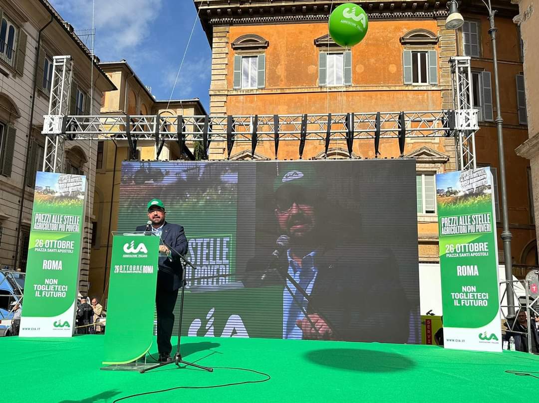 Agia_Cia's tweet photo. Il presidente nazionale di #Agia @EnricoCalentini dal palco della manifestazione di @Cia_Agricoltura a Roma: "Accesso alla terra e al #credito, focus su #competenze e #innovazione, è ciò su cui insistere adesso in #Italia e in #Europa per un'#agricoltura che sia giovane" 🇪🇺 https://t.co/njgV1zVPXs