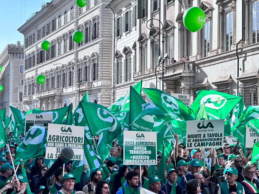 Agia_Cia's tweet photo. Il presidente nazionale di #Agia @EnricoCalentini dal palco della manifestazione di @Cia_Agricoltura a Roma: "Accesso alla terra e al #credito, focus su #competenze e #innovazione, è ciò su cui insistere adesso in #Italia e in #Europa per un'#agricoltura che sia giovane" 🇪🇺 https://t.co/njgV1zVPXs