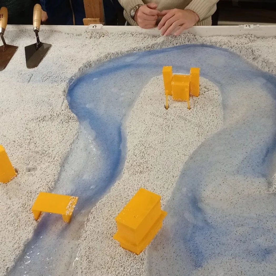 geologicasUCM's tweet photo. Los estudiantes de Geomorfología de #GradoGeología han creado ríos,modificado parametros y observado cambios en tiempo real con @D_UribelarreaHan recreado una metamorfosis fluvial y han analizado una ordenación del territorio ubicando puentes, casas etc.
#geomorfologia #flume https://t.co/NjEJfBH4Ui