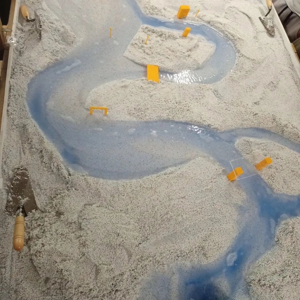 geologicasUCM's tweet photo. Los estudiantes de Geomorfología de #GradoGeología han creado ríos,modificado parametros y observado cambios en tiempo real con @D_UribelarreaHan recreado una metamorfosis fluvial y han analizado una ordenación del territorio ubicando puentes, casas etc.
#geomorfologia #flume https://t.co/NjEJfBH4Ui