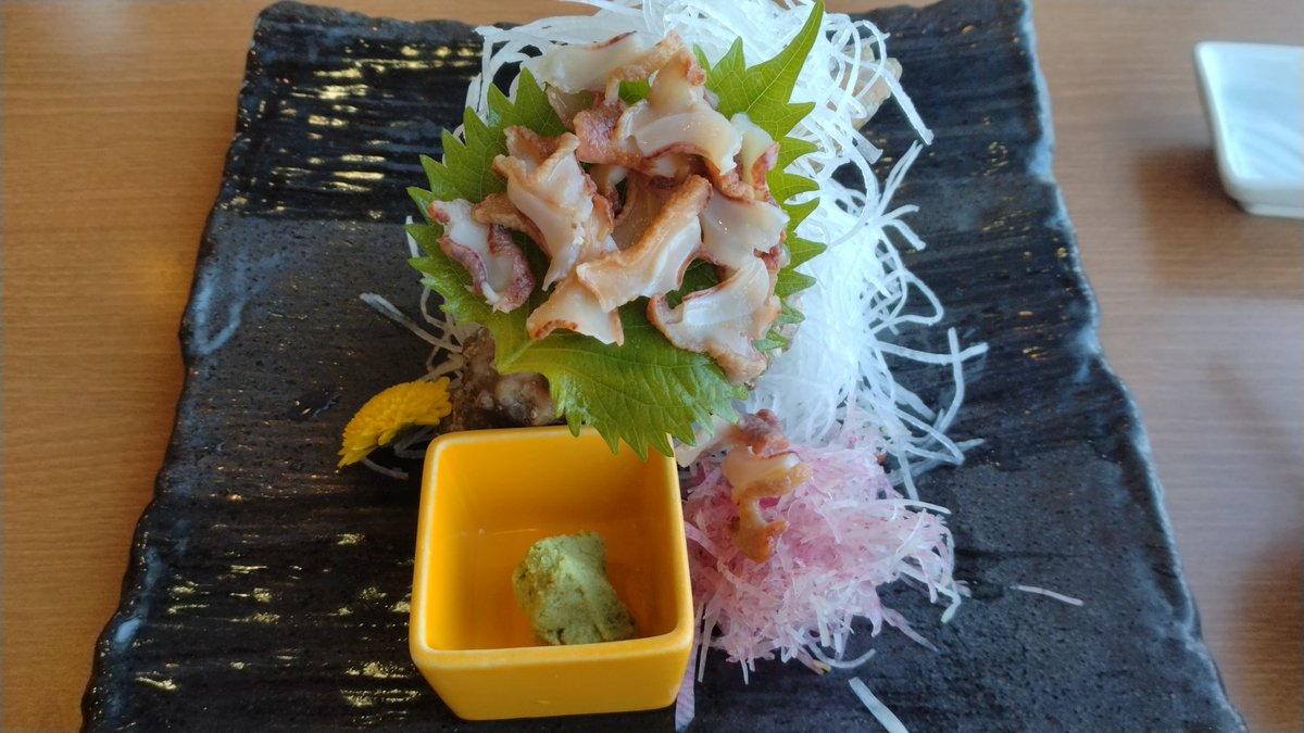 anokoto's tweet photo. 仕事で三崎口まで行ったのでちょっと足を延ばして油壷温泉へ。小網代湾を眺めながらゆっくり温泉に浸かり、昼飯はうまい海の幸を堪能できた。ここが3月に閉館するとは残念。もっと早くに知っていれば。 https://t.co/RwJhHfd0wX