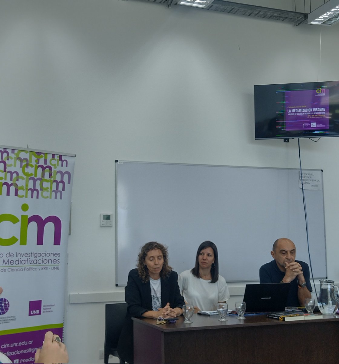 comienza el coloquio anual del <a href="/CIM_UNR/">CIM</a>. Como siempre, la decana y el director de la carrera presentes en una actividad académica no masiva... Cada vez que vengo, si cambiaron, conozco a las nuevas autoridades y es frecuente el cruce con el rector... Son maneras...
