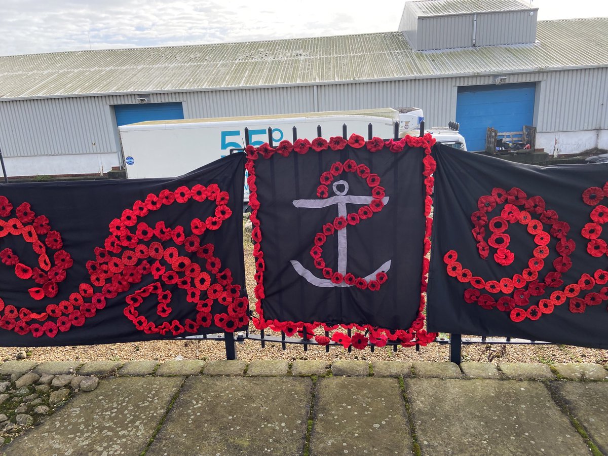 Just part of the wonderful display outside the Old Low Light. Thanks to everyone who made a poppy. Organisers Margaret & Sue were amazed by the huge number of contributions. Need to come & see it to get the full effect. #Lestweforget ⁦@PoppyLegion⁩ 1/2