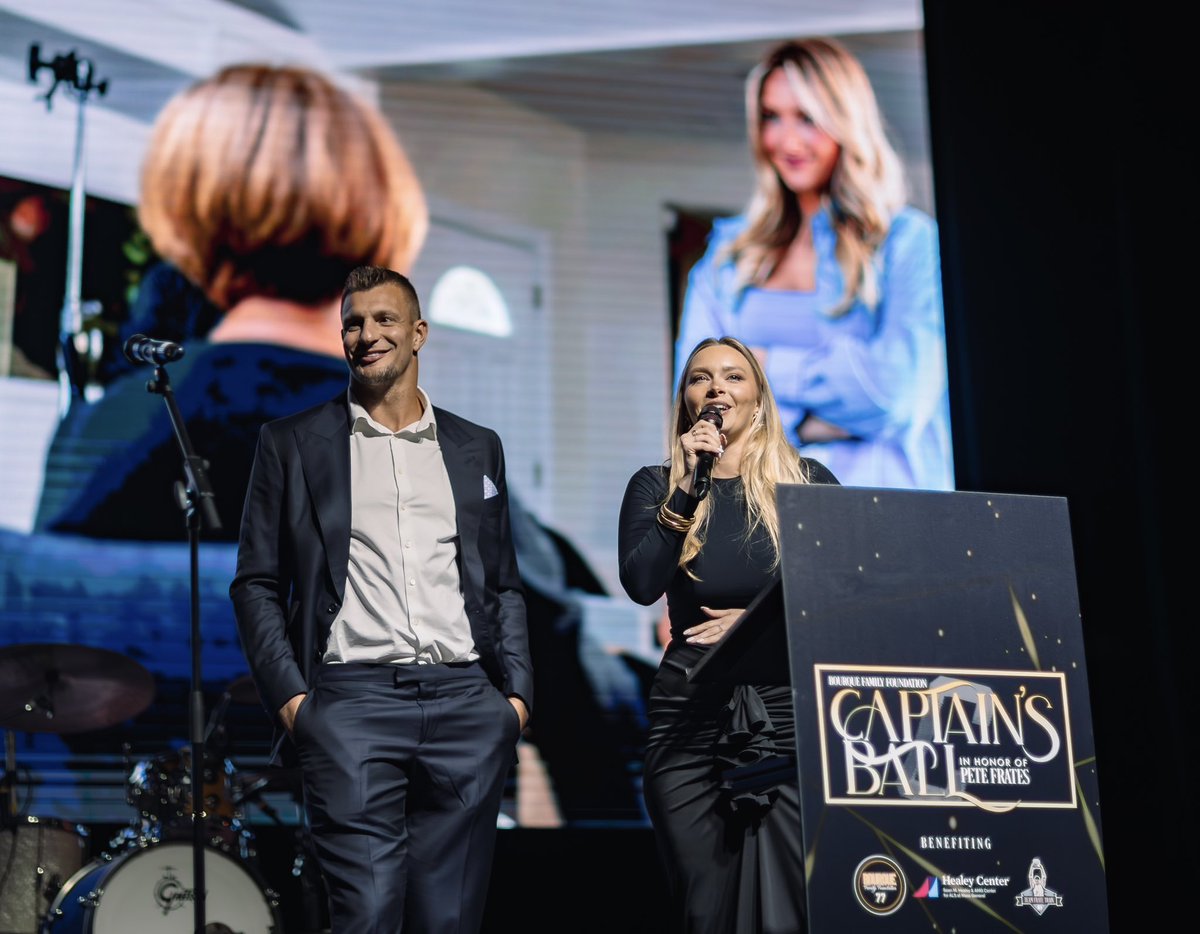 voomerangcom's tweet photo. .@RobGronkowski discusses new charity venture with longtime girlfriend @camillekostek and how they both have been affected by ALS - @FoxNews 

https://t.co/HQYCz4k94o https://t.co/YMOoyE1wXo