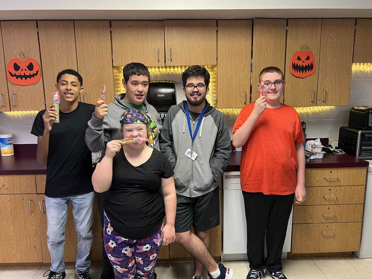 MrsDeneau's tweet photo. Today we did a pumpkin experiment by guessing how many rubber bands would go around a pumpkin before it explodes. Then we completed a lesson on Dental Hygiene. #wearelamphere @lamphereHS https://t.co/yIkWBBavWi