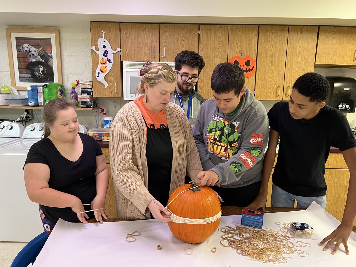 MrsDeneau's tweet photo. Today we did a pumpkin experiment by guessing how many rubber bands would go around a pumpkin before it explodes. Then we completed a lesson on Dental Hygiene. #wearelamphere @lamphereHS https://t.co/yIkWBBavWi