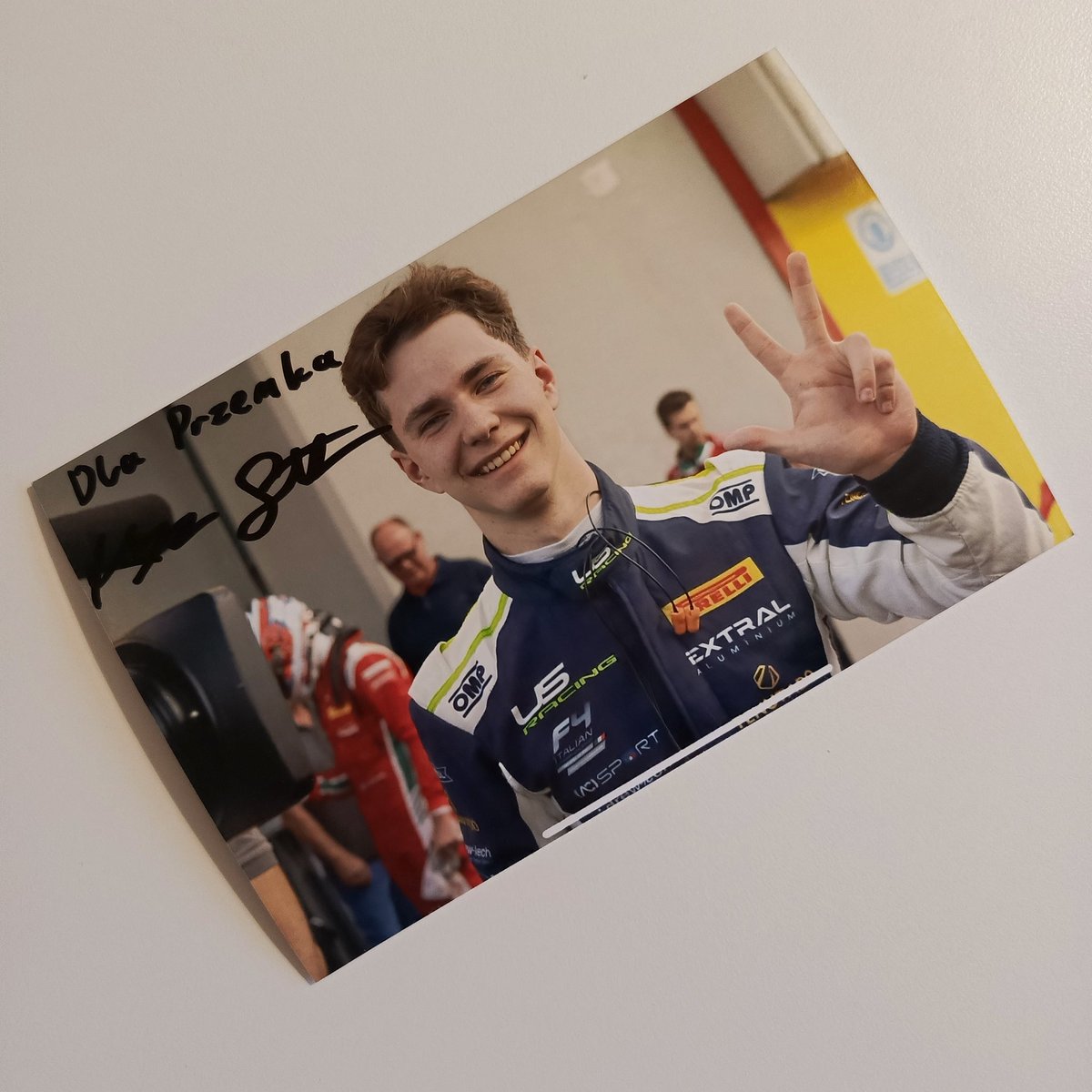 p_garczynski's tweet photo. Piękny suwenir wpadł do mojej motorsportowej kolekcji 😍 Dziękuję ogromnie, już znalazł miejsce na wyścigowym ołtarzyku 🤪
#KacperSztuka #SztukaWygrywania #SztukaF3 #USRacing #F4 #F3 #F3PL #viaF1 #F1PL #RoadToF1 #motorsport #autograf #autografy #racing https://t.co/b9T7nkTLoA