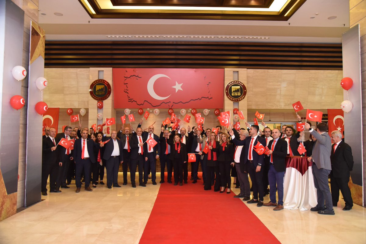 gso_kurumsal's tweet photo. 🟥 Gaziantep Sanayi Odası ailesi olarak; Odamız ve iştiraklerimizin Yönetim Kurulu, Danışma Kurulumuz, Meclis, Yeni Nesil Sanayici Platformu ve meslek komite üyelerimiz ile GSO, GSO-MEM, Model Fabrika ve GASBEM'de görev yapan personelimizin katılımlarıyla Cumhuriyetimizin kuruluşunun 💯'üncü yılı dolayısıyla düzenlediğimiz kutlama etkinliğinde bir araya geldik. 🇹🇷 🇹🇷

Ulu Önder Gazi Mustafa Kemal Atatürk’ün açtığı yolda, bağımsızlığımızın en büyük sembolü olan asırlık Cumhuriyetimizi nice yüzyıllara gururla taşımaya devam edeceğiz.

🇹🇷 🇹🇷 Cumhuriyetimizin 100. yılı kutlu olsun. 🇹🇷 🇹🇷

#YaşasınCumhuriyet