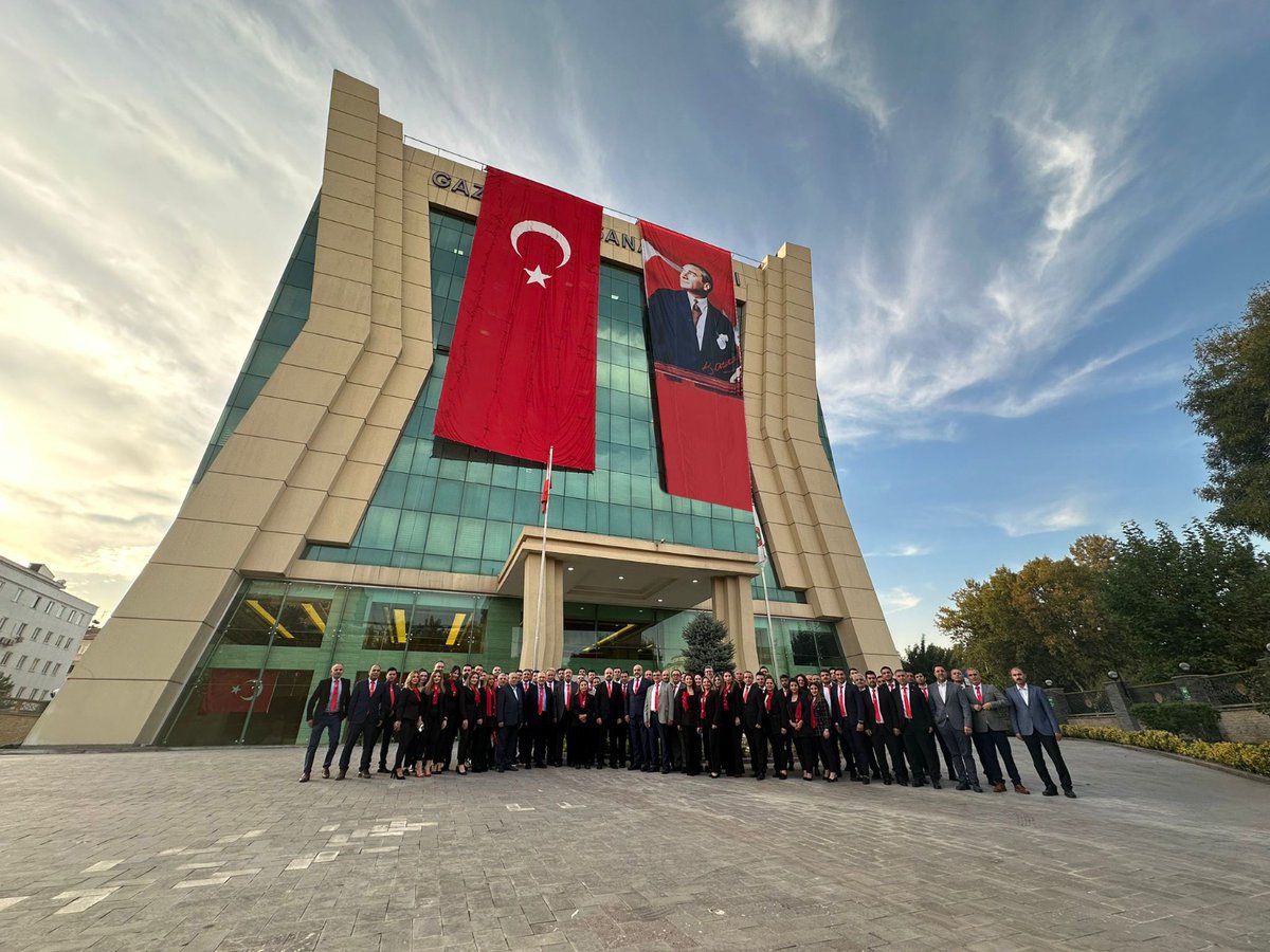 gso_kurumsal's tweet photo. 🟥 Gaziantep Sanayi Odası ailesi olarak; Odamız ve iştiraklerimizin Yönetim Kurulu, Danışma Kurulumuz, Meclis, Yeni Nesil Sanayici Platformu ve meslek komite üyelerimiz ile GSO, GSO-MEM, Model Fabrika ve GASBEM'de görev yapan personelimizin katılımlarıyla Cumhuriyetimizin kuruluşunun 💯'üncü yılı dolayısıyla düzenlediğimiz kutlama etkinliğinde bir araya geldik. 🇹🇷 🇹🇷

Ulu Önder Gazi Mustafa Kemal Atatürk’ün açtığı yolda, bağımsızlığımızın en büyük sembolü olan asırlık Cumhuriyetimizi nice yüzyıllara gururla taşımaya devam edeceğiz.

🇹🇷 🇹🇷 Cumhuriyetimizin 100. yılı kutlu olsun. 🇹🇷 🇹🇷

#YaşasınCumhuriyet