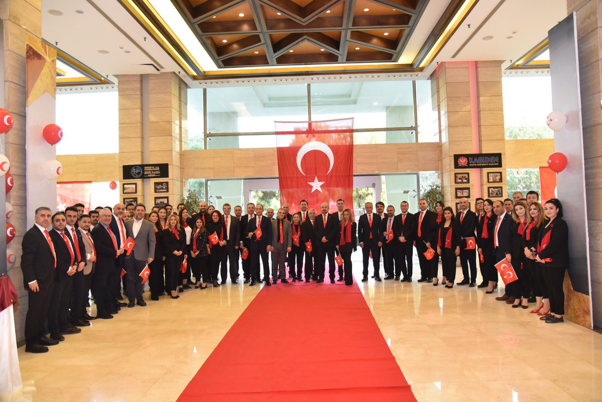 gso_kurumsal's tweet photo. 🟥 Gaziantep Sanayi Odası ailesi olarak; Odamız ve iştiraklerimizin Yönetim Kurulu, Danışma Kurulumuz, Meclis, Yeni Nesil Sanayici Platformu ve meslek komite üyelerimiz ile GSO, GSO-MEM, Model Fabrika ve GASBEM'de görev yapan personelimizin katılımlarıyla Cumhuriyetimizin kuruluşunun 💯'üncü yılı dolayısıyla düzenlediğimiz kutlama etkinliğinde bir araya geldik. 🇹🇷 🇹🇷

Ulu Önder Gazi Mustafa Kemal Atatürk’ün açtığı yolda, bağımsızlığımızın en büyük sembolü olan asırlık Cumhuriyetimizi nice yüzyıllara gururla taşımaya devam edeceğiz.

🇹🇷 🇹🇷 Cumhuriyetimizin 100. yılı kutlu olsun. 🇹🇷 🇹🇷

#YaşasınCumhuriyet