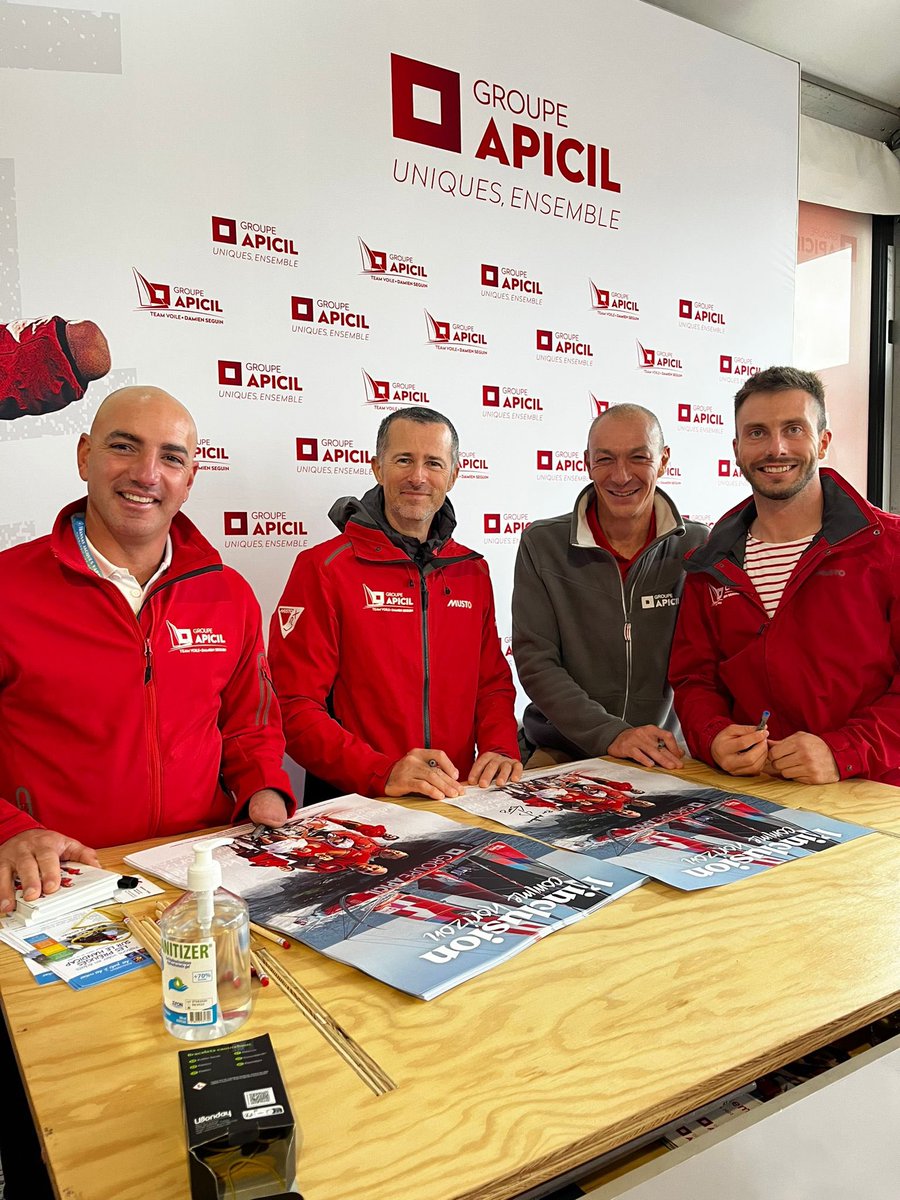 Séance de dédicaces pour la team @GroupeAPICIL ✍🏼