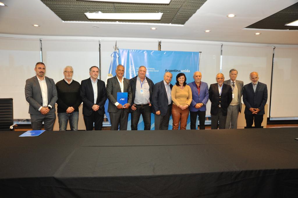 PARITARIAS: BÁSICO DE $397.400 PARA EMPLEADOS/AS DE COMERCIO

La FAECyS conducida por nuestro Sec. General, Armando Cavalieri, cerró un nuevo acuerdo paritario para el período de octubre-diciembre que llevará el básico del sector a $397.400. 

Más info en sec.org.ar/novedades.php?…