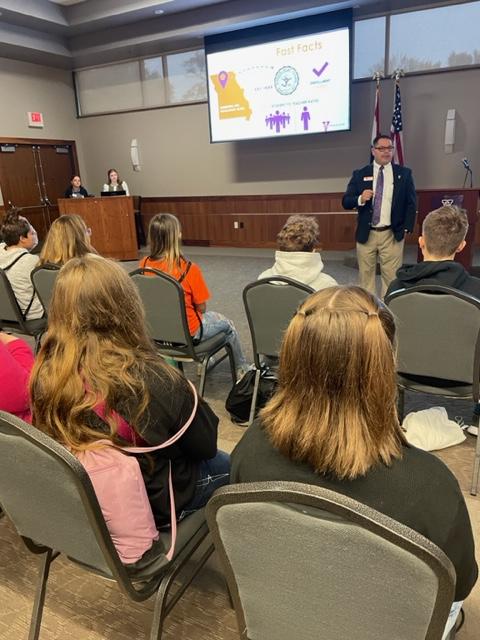 A class from Knob Noster Middle School got a taste of college life Friday at Missouri Valley College. President Joe Parisi welcomed the group to campus, quizzed them about the origins of Knob Knoster, and gave out a few Starbucks gift cards.
#missourivalleycollege #collegevisit