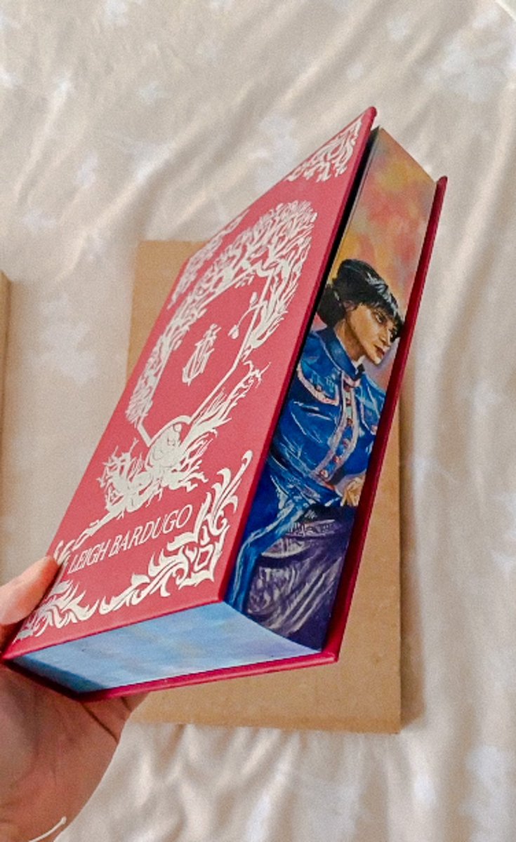 cilyraa's tweet photo. Finished my first fore-edge painting on @LBardugo’s Rule of Wolves ✨

#zoyanazyalensky #grishaverse #shadowandbone @netflix https://t.co/rg487g53o3