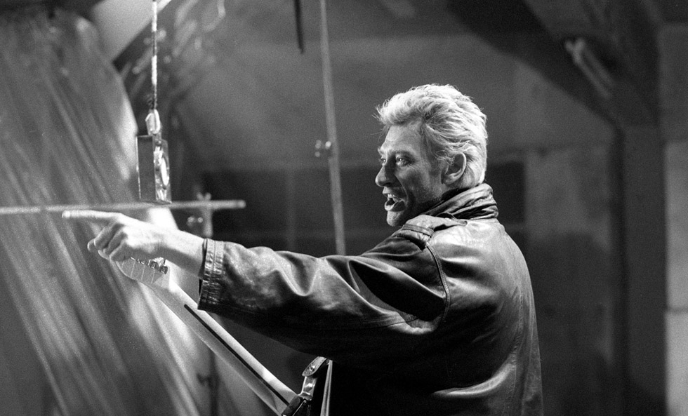 RaoulBiteenboi2's tweet photo. Johnny Hallyday lors du tournage du video clip "Je t'attends" réalisé par Bernard Schmitt le 29 novembre 1986. #TeamHallyday #JohnnyDansNotreCoeurAJamais #JohnnyHistory #Johnny2023❤❤🎙🎙❤❤🎸🎸❤❤🎶🎶❤❤🎼🎼❤❤🎬🎬❤❤ https://t.co/U9AFkUoyqB