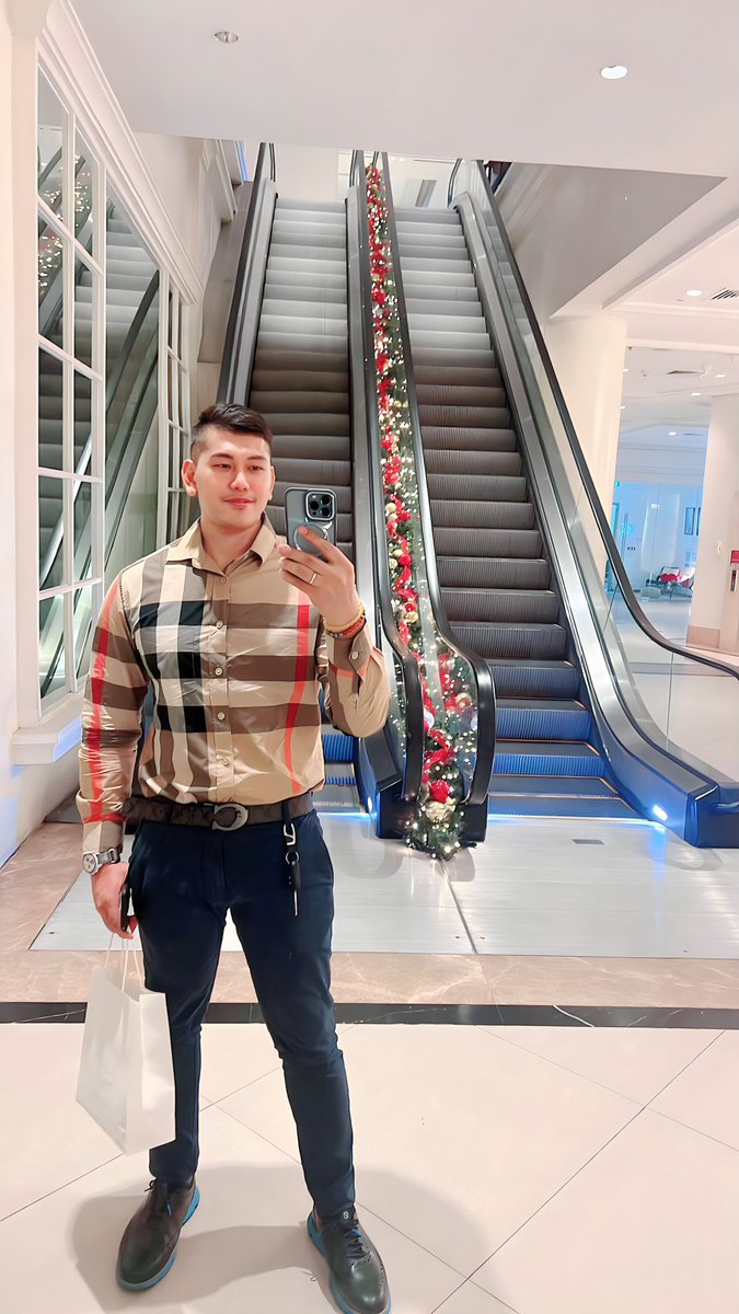 Renzmichael18's tweet photo. Happy Friday😍🤩 https://t.co/ILnMWZFIvU