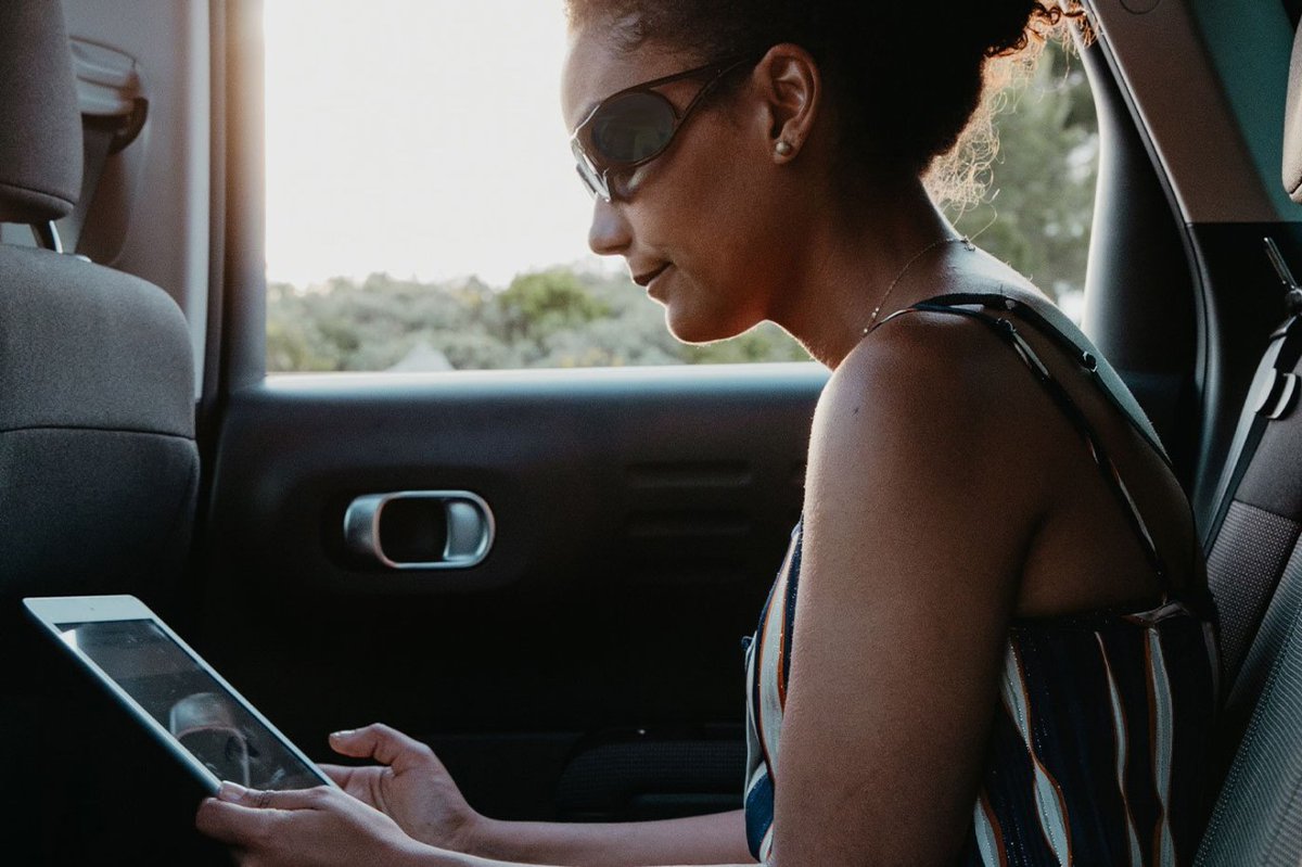 Cette entreprise a créé des lunettes contre le mal des transports ! journaldugeek.com/2023/10/27/cet…