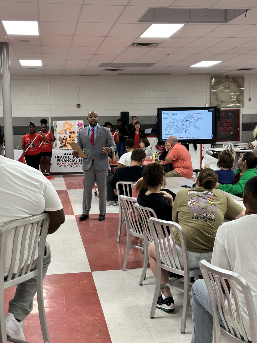 THEHamptonHigh's tweet photo. Academy Open House at THE Hampton High School! Welcome Home Crabbers! @HamptonCSchools @HCS_AoH #CrabberPride https://t.co/PmZtNhaw1W