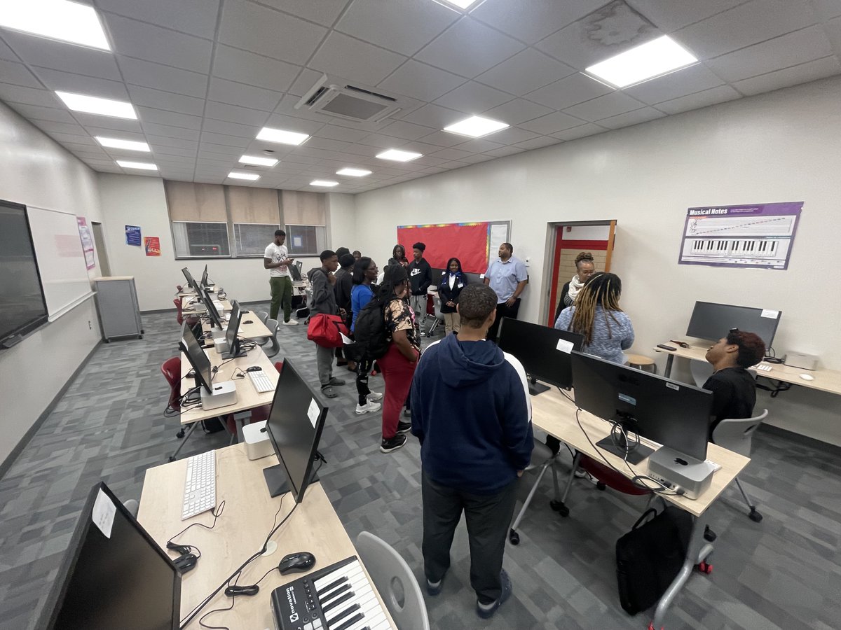 THEHamptonHigh's tweet photo. Academy Open House at THE Hampton High School! Welcome Home Crabbers! @HamptonCSchools @HCS_AoH #CrabberPride https://t.co/PmZtNhaw1W