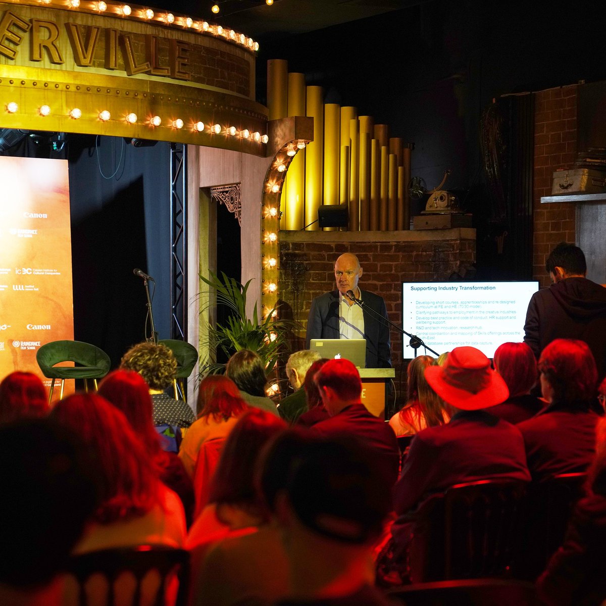UniofHerts's tweet photo. @UniofHerts, Hertfordshire Film Office & @HertsLEP have launched the game-changing Propeller Stage Project. The initiative boosts skills and backs independent filmmakers by targeting support in film, TV, and digital content creation.
#PropellerProject #FilmTVSkills
@uhcreatives https://t.co/WUqm4nlGfO