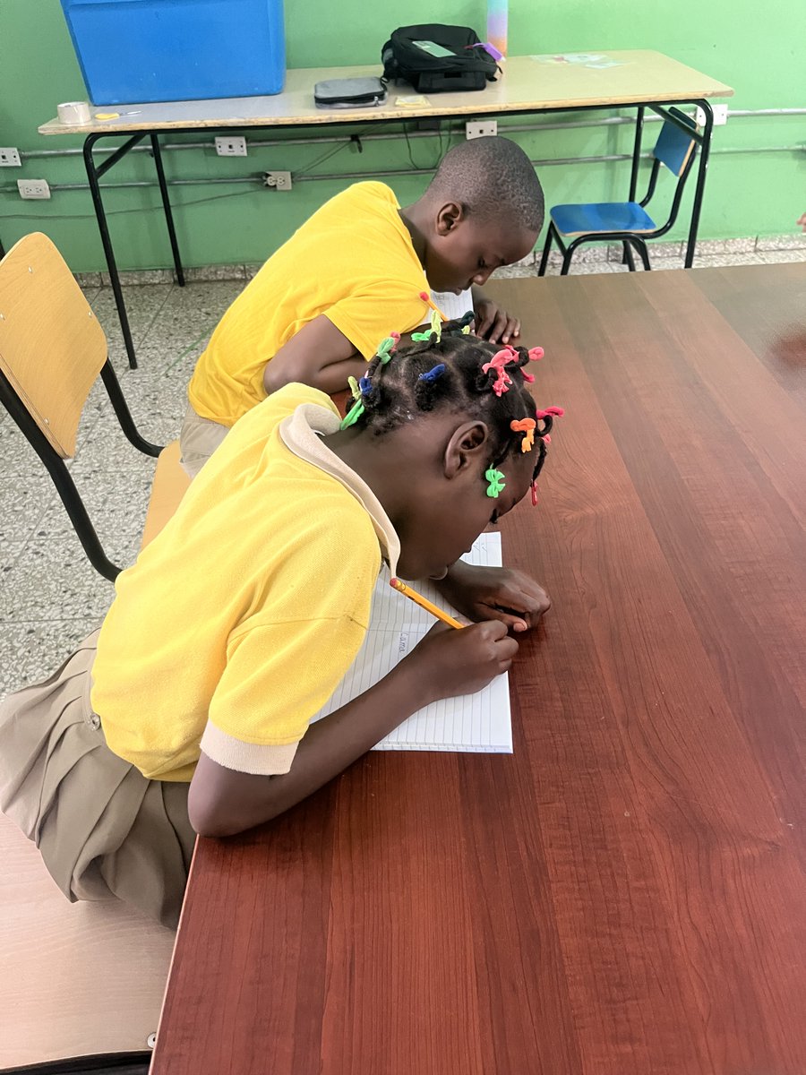 Today, we are excited to share with you the progress our primary school students, who attend Yspaniola's public school, are showing. They are becoming more familiar with the letters and their sounds. Also thanks to the calligraphy classes, they are able to write more neatly!