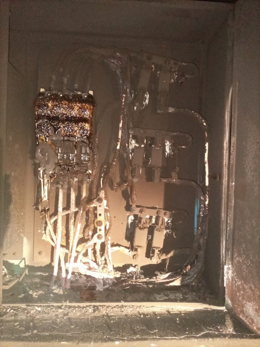 AllexandreMZ's tweet photo. Indivíduos desconhecidos ainda à monte, arrombaram hoje um Posto de Transformação (PT) e incendiaram, no seu interior, um pneu, no Bairro 07 de Setembro, em #Vilankulo, província de #Inhambane, afectando 200 famílias. #Mocambique https://t.co/Erp2KwjpPa