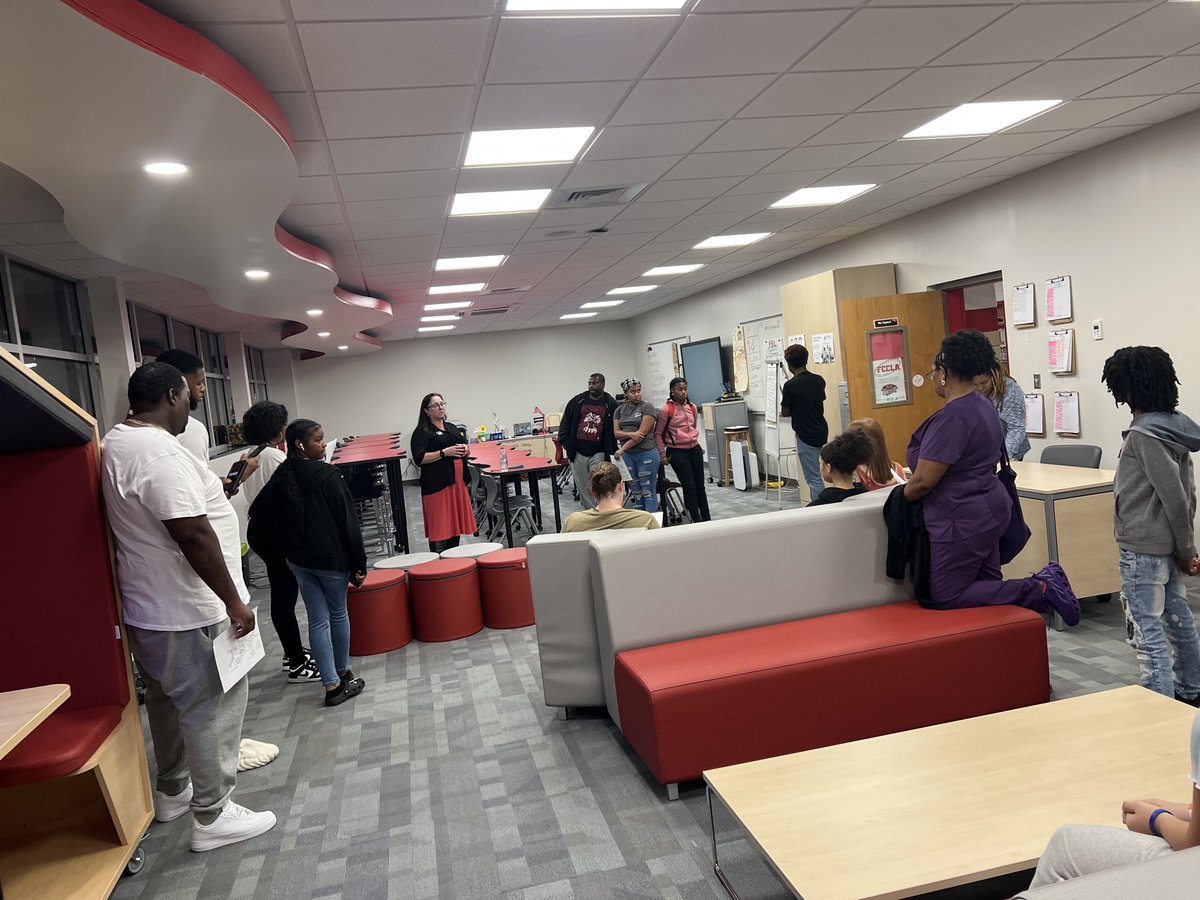 THEHamptonHigh's tweet photo. Academy Open House at THE Hampton High School! Welcome Home Crabbers! @HamptonCSchools @HCS_AoH #CrabberPride https://t.co/PmZtNhaw1W