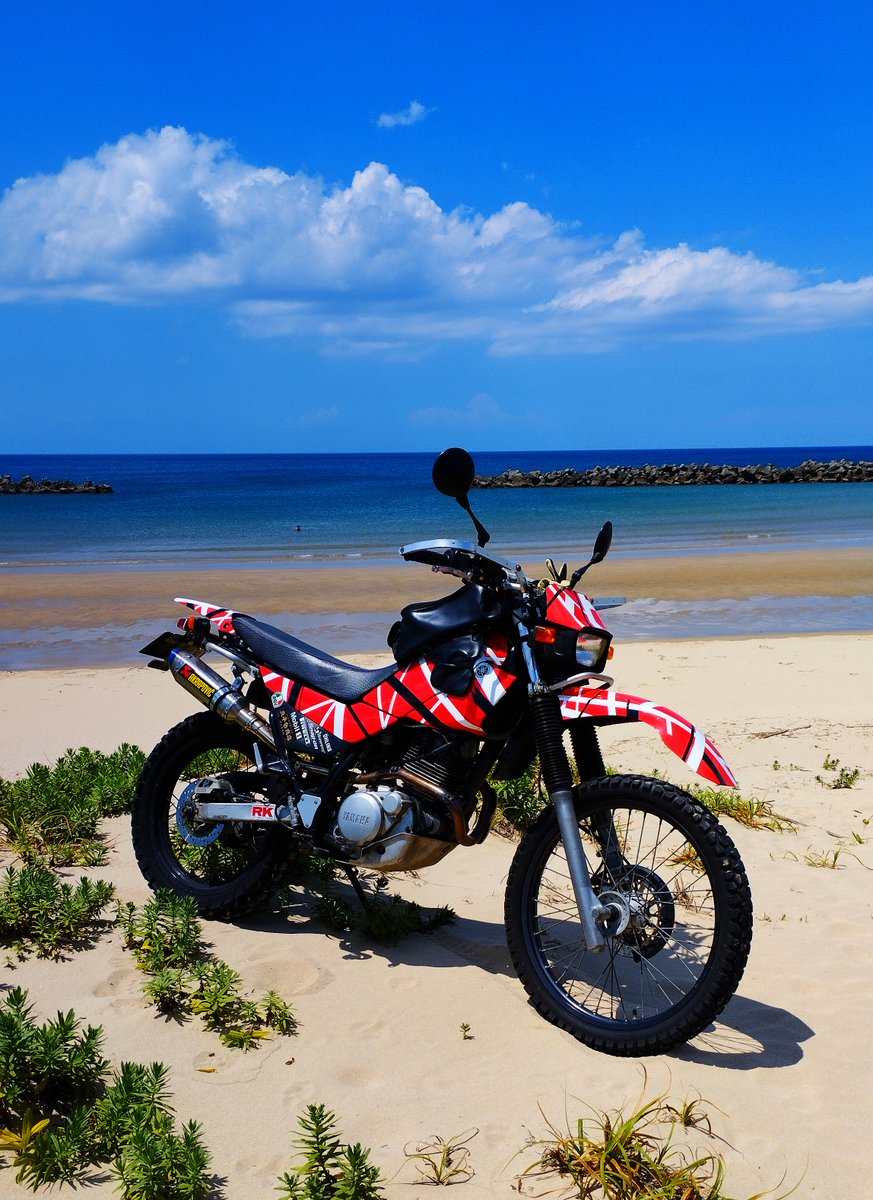 これを見た人は青い空と青い海とオートバイの画像を貼る