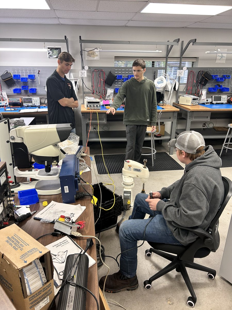 OATCElectronics's tweet photo. Future technicians at working on robotics! https://t.co/HQ70QTGm4l